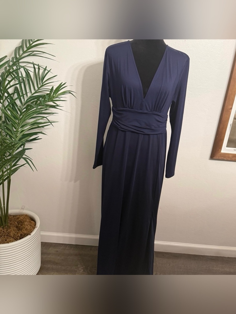BRAND new Women's Navy Long Sleeve V-Neck Maxi Dress (Size L)
